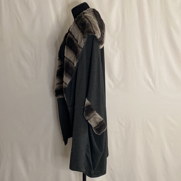 Carmen Marc Valvo Women’s Charcoal Cape with Faux Fur collar. Size XL. NWT. - Picture 4 of 10
